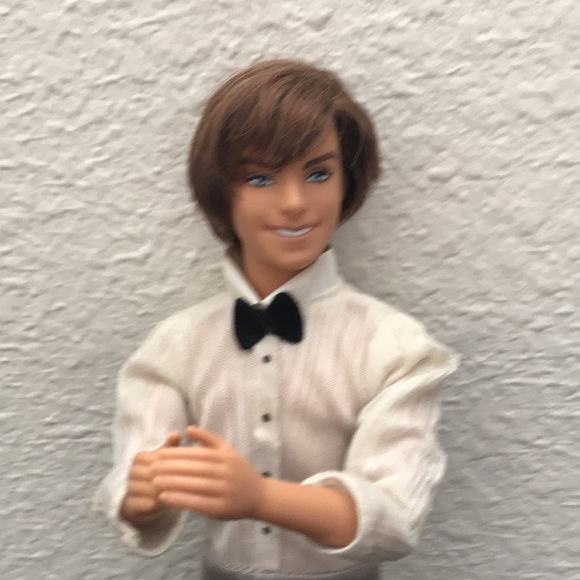 Ken doll, fully dressed with articulated elbows. - Picture 3 of 9